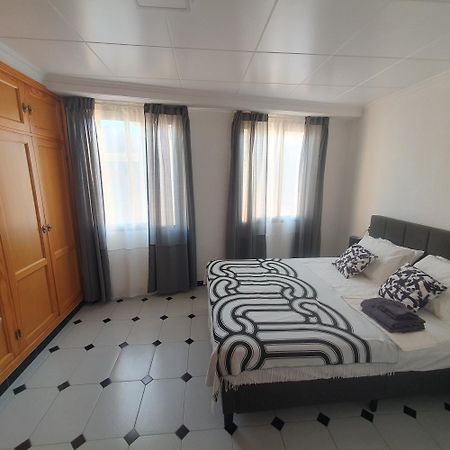 Spacious Home For A Large Group Or Family 쿠엘라 외부 사진